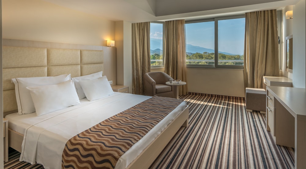 CRONWELL PLATAMON RESORT 10/50