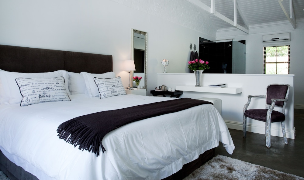 STANDARD, KING BED, GARDEN VIEW