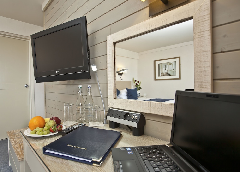 Cobo Bay Hotel 4/45