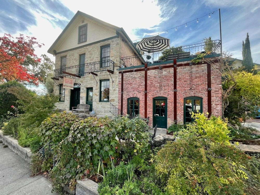 Maison Fleurie, A Four Sisters Inn 2/56