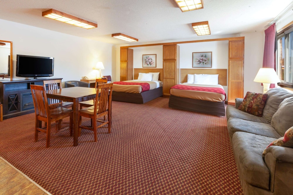 Travelodge by Wyndham Escanaba 36/46