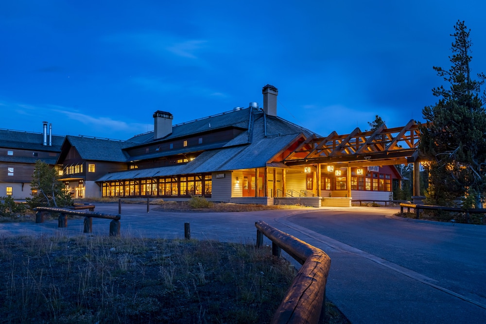 Old Faithful Snow Lodge & Cabins