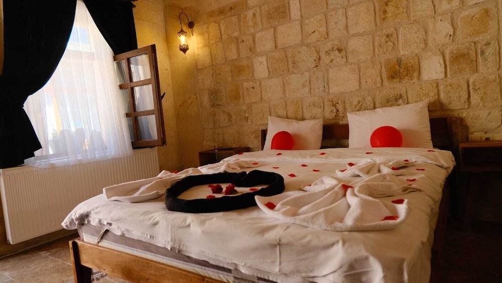 Lavinia Cappadocia Cave 18/50
