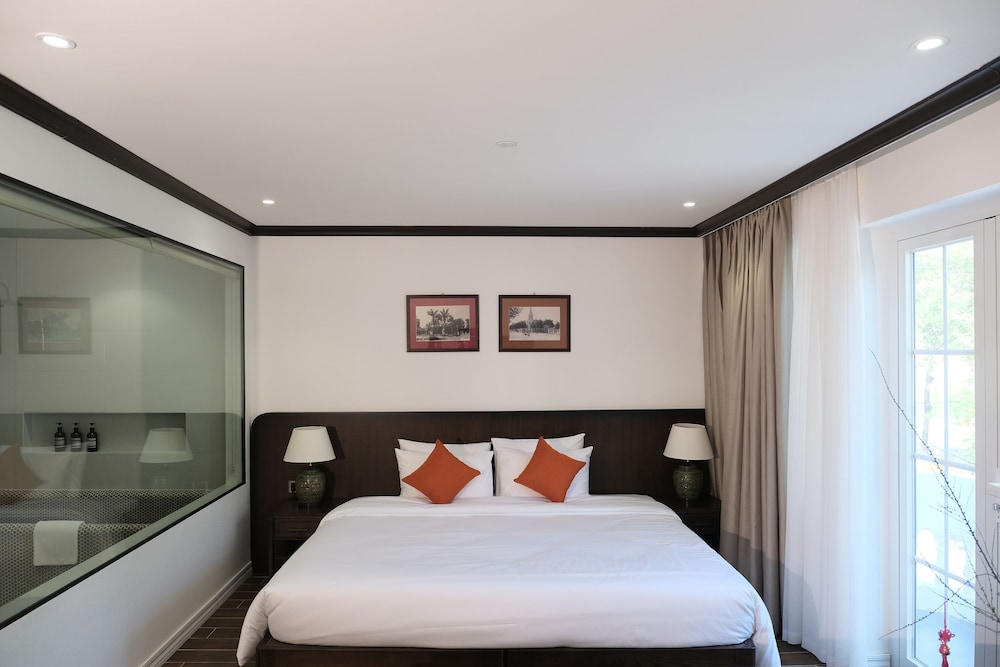 EXECUTIVE, DOUBLE OR TWIN BED