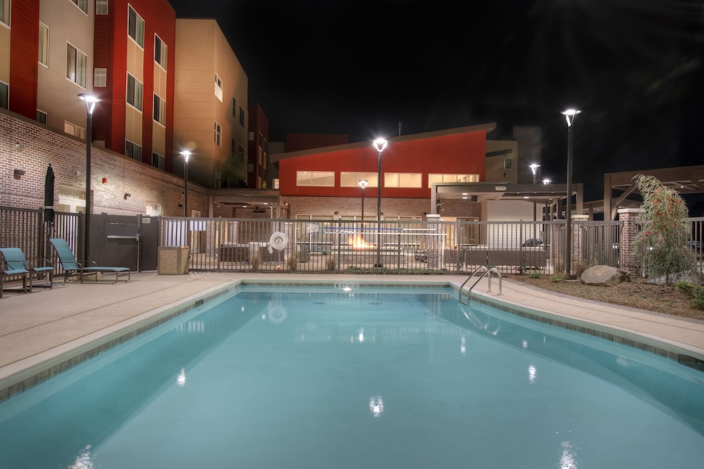 Fairfield Inn And Suites By Marriott Charlotte Airport 73/100
