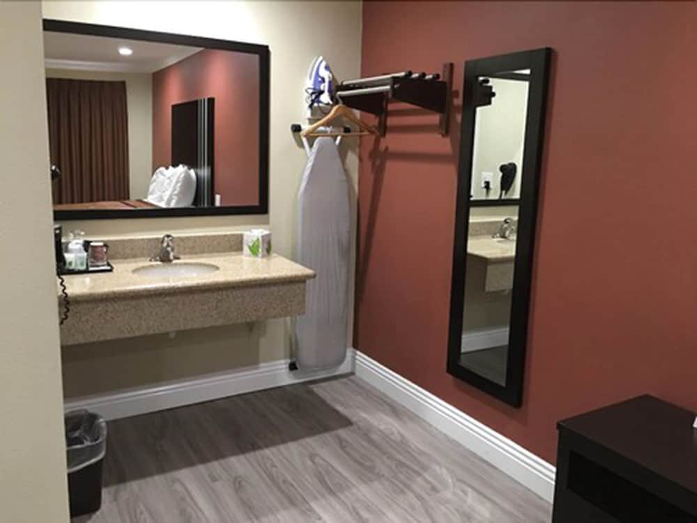 Pacific Inn Anaheim 4/24