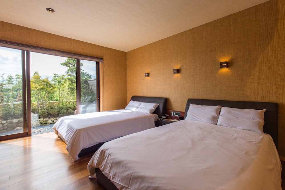 Suite, 2 Double Beds, 6 Futon Beds, Outdoor Bath, with Pool