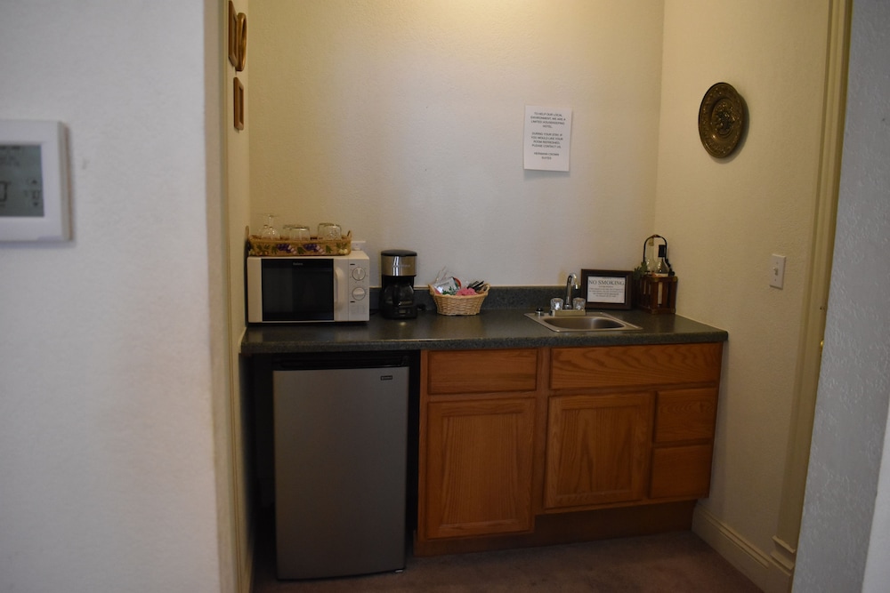 Hermann Crown Suites 8/75
