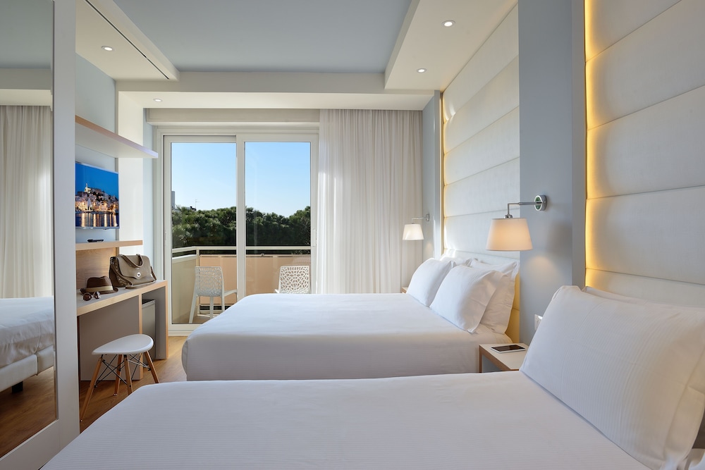 1 BEDROOM, DELUXE, QUADRUPLE, POOL VIEW, BALCONY
