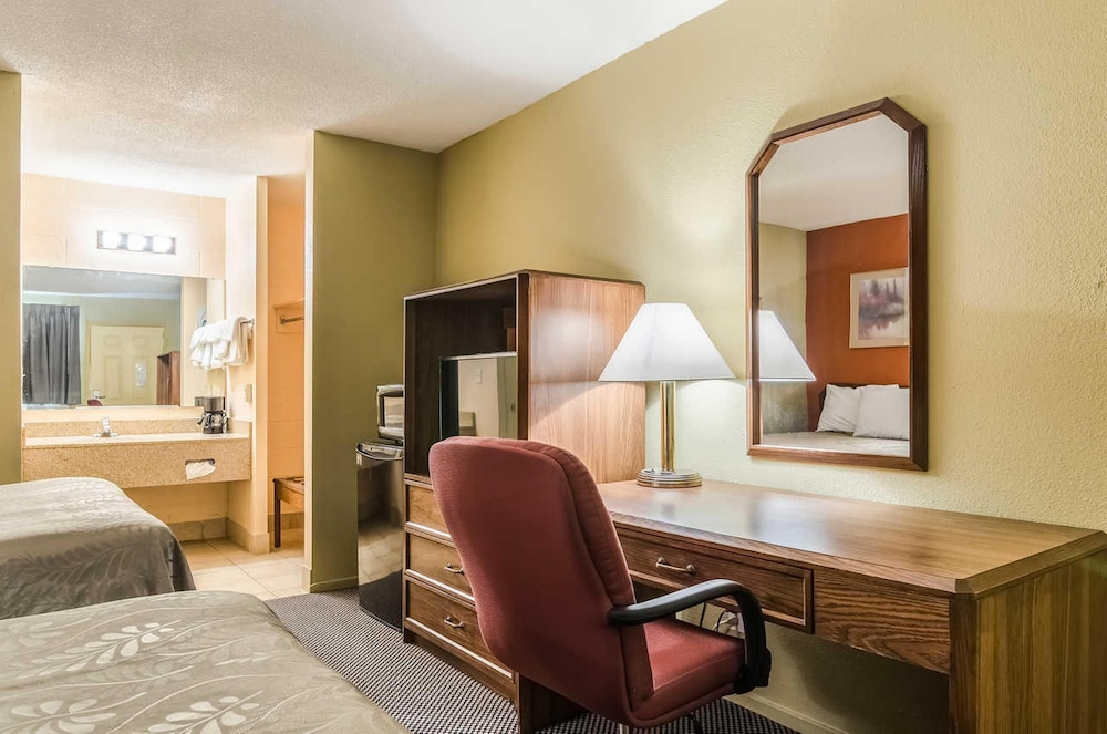 Executive Inn Dodge City, KS (ex Rodeway Inn) 29/34