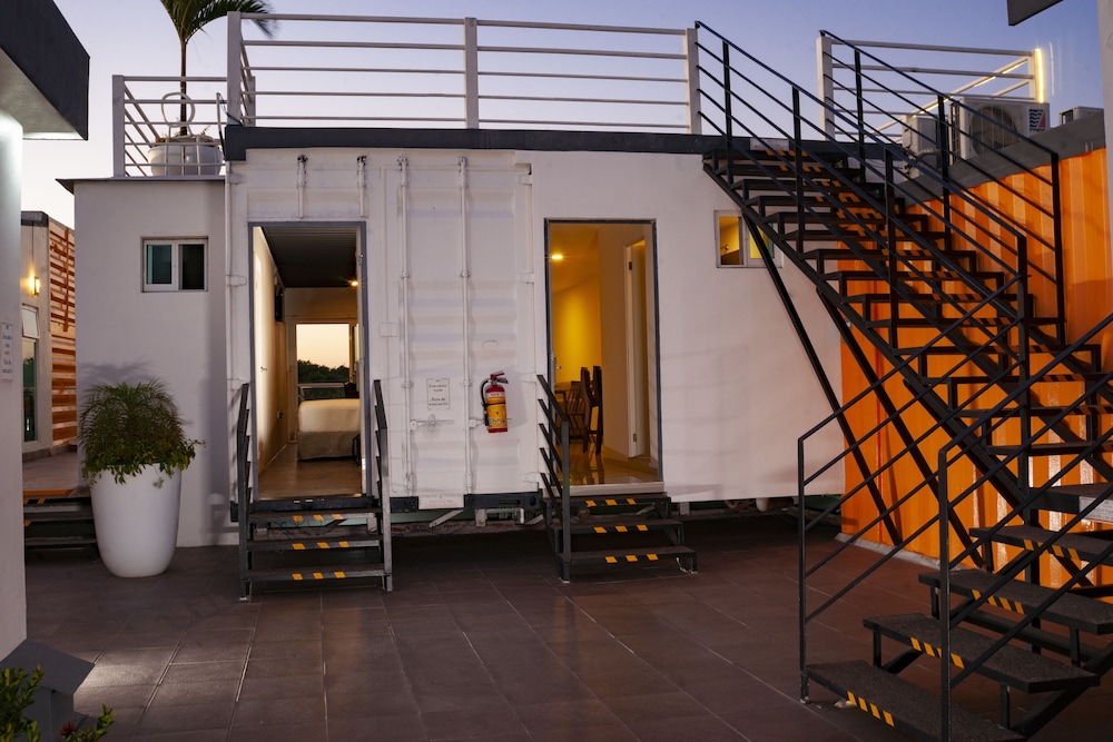 Container Inn 4/79