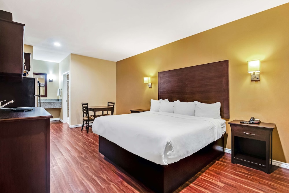 ROOM, KING BED, KITCHENETTE