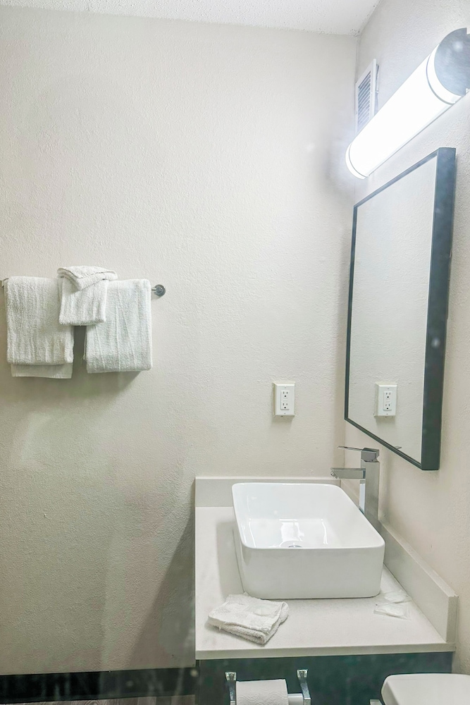 غرفة بسرير كينج للمدخنين، Jackson Hotel And Convention Center 7/10