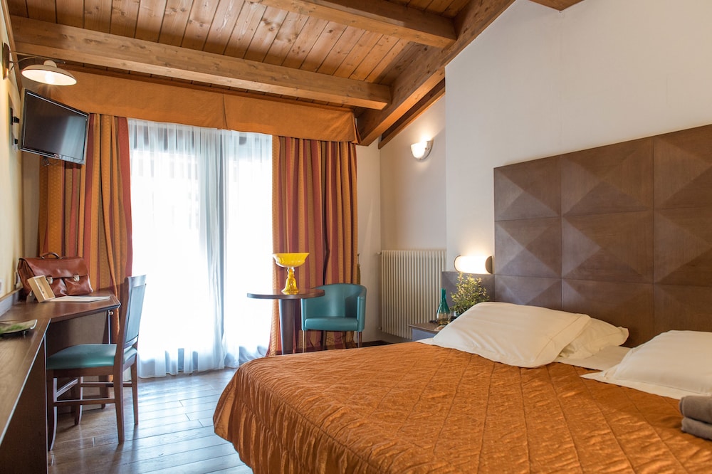 Deluxe, Double Bed