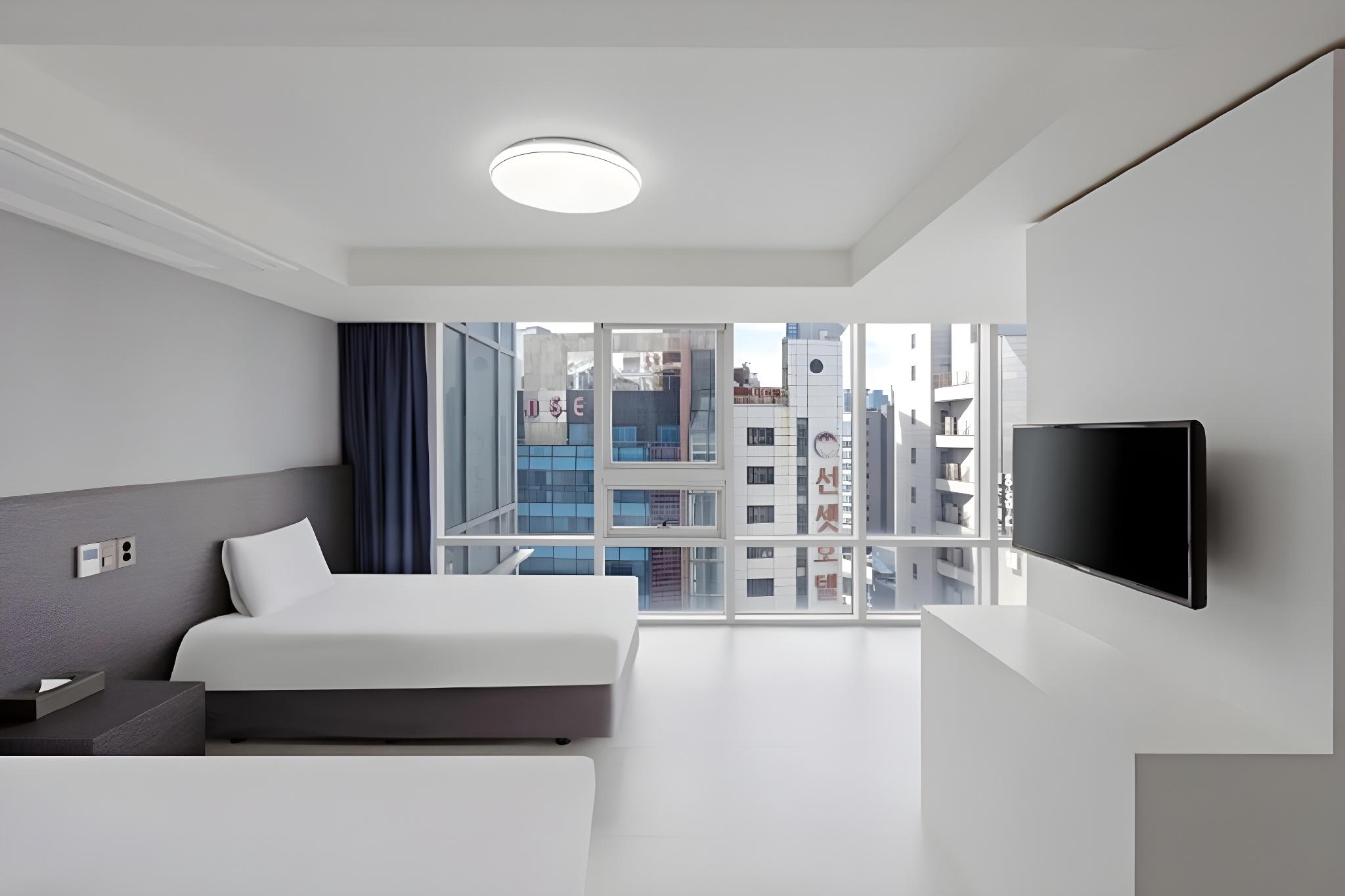 Suite, Partial Ocean View, Pool Access, Middle Floor