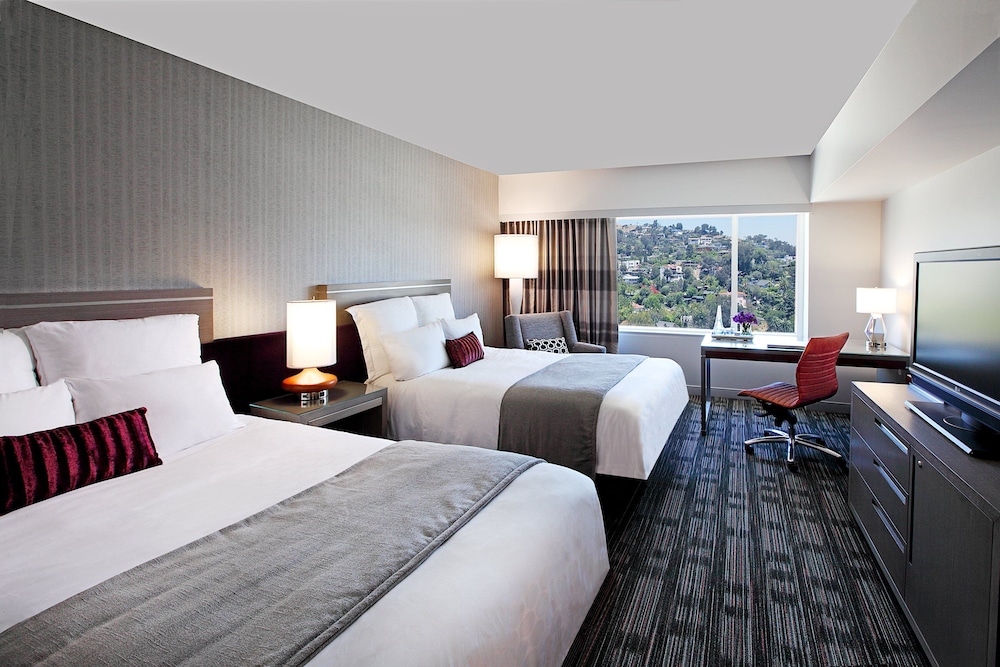 Room, 2 Queen Beds, Capitol View