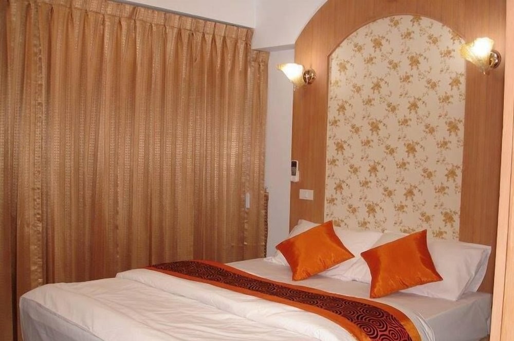 ROOM, QUEEN BED