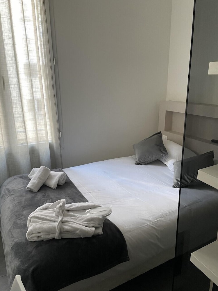 ROOM, SINGLE
