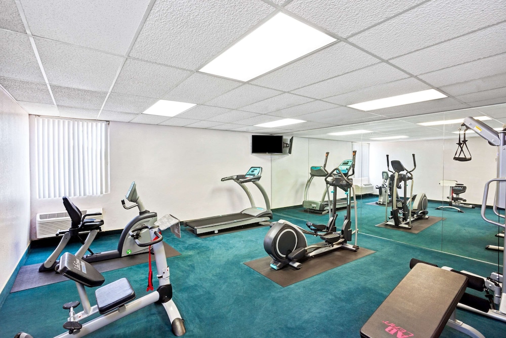 Days Inn & Suites by Wyndham Fullerton 13/26