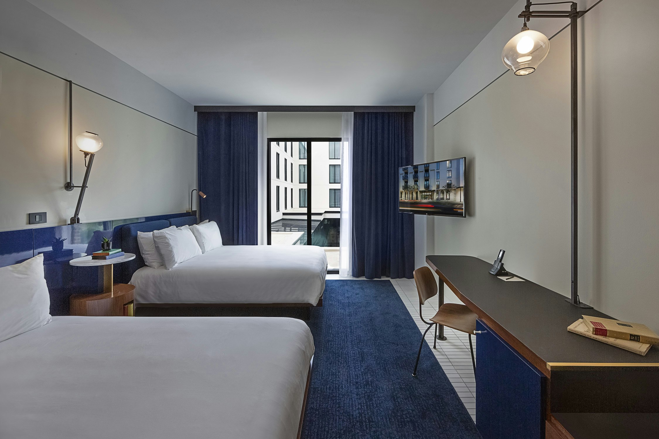 Courtyard, 2 Queen Beds, Accessible