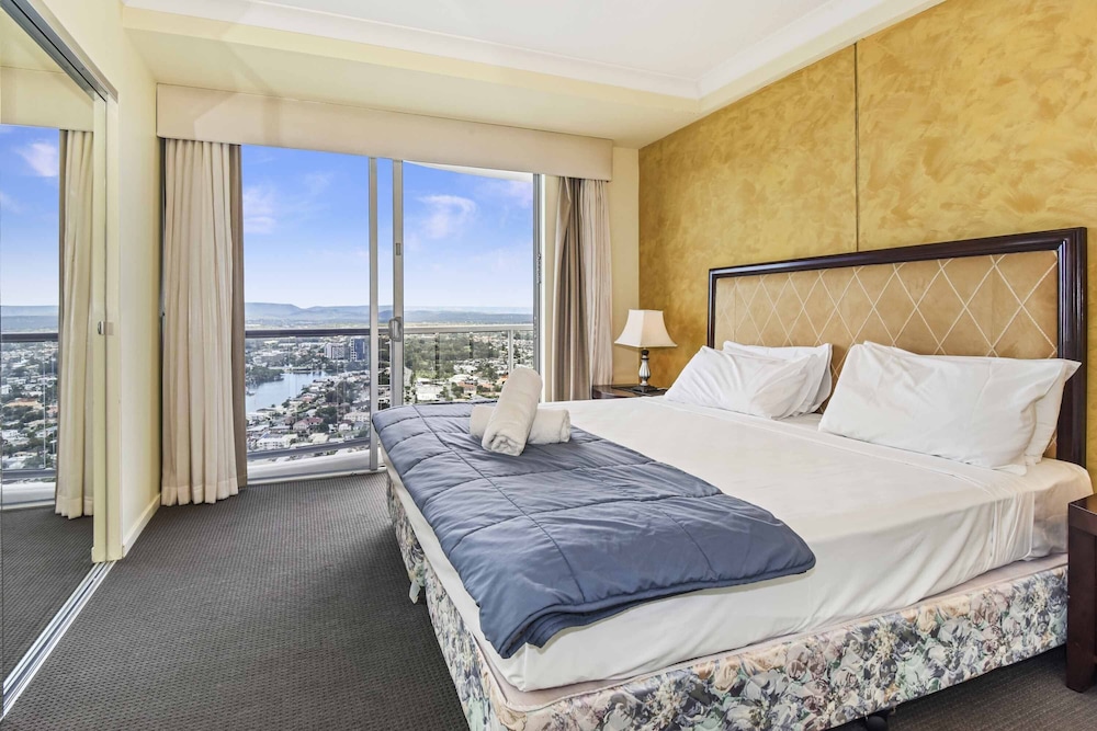 3 BEDROOMS, APARTMENT, 1 KING AND 2 QUEEN BEDS, OCEAN VIEW, 1.5 BATHROOMS
