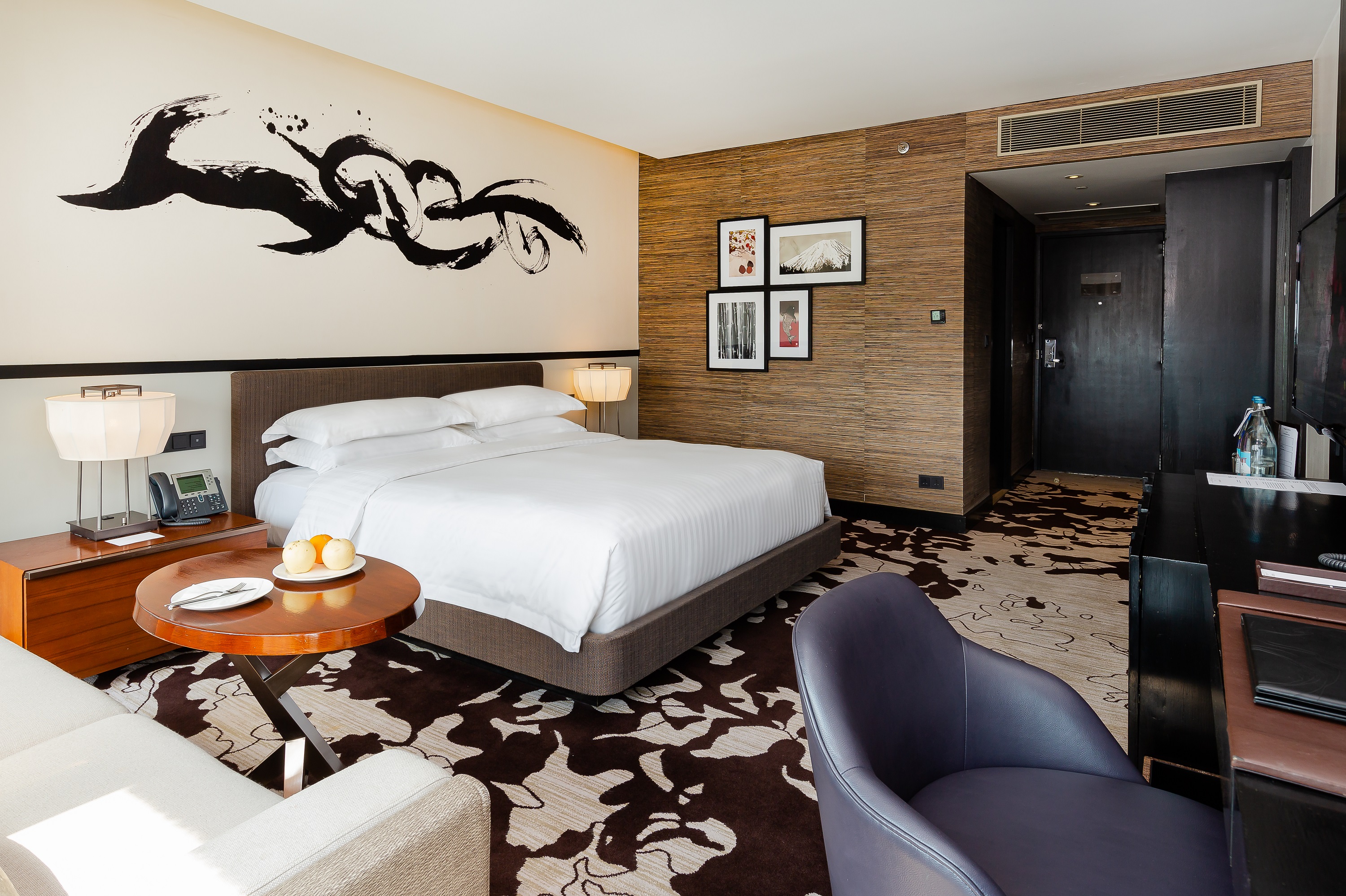 غرفة ديلوكس بسرير كينج بإطلالة على المسبح، City of Dreams Nobu Hotel Manila 4/4