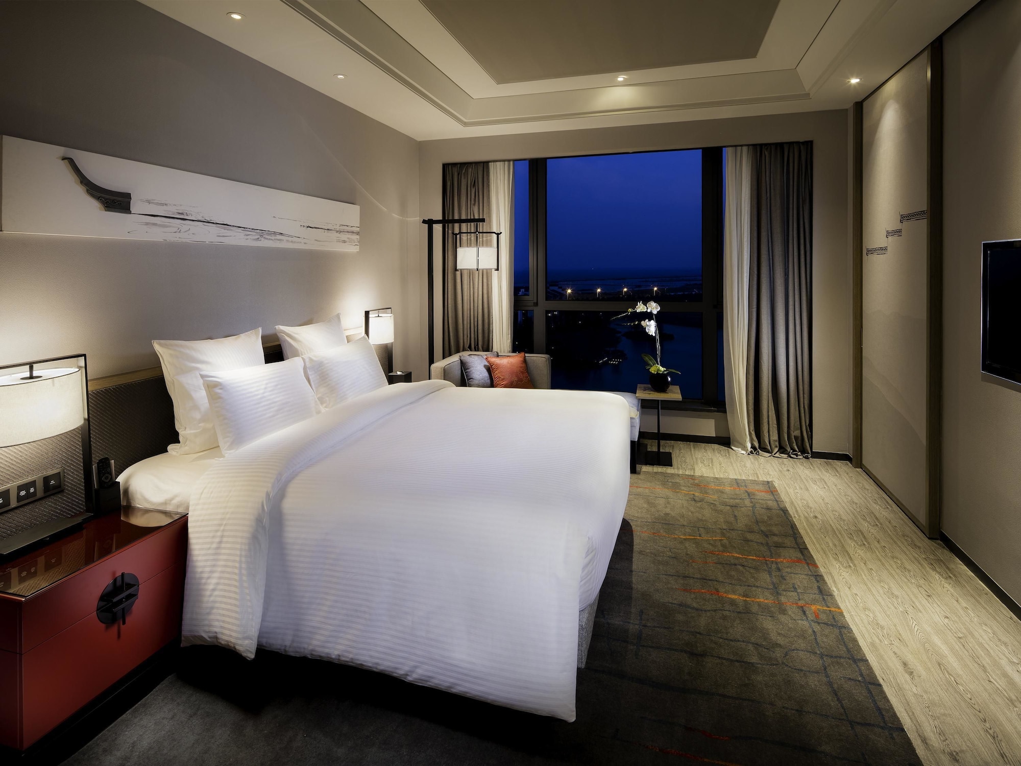 DELUXE, TWIN BEDS, LAKE VIEW