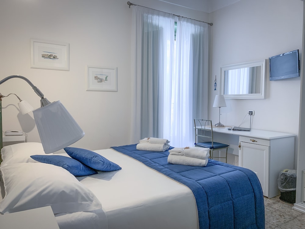 ECONOMY, DOUBLE OR TWIN BED