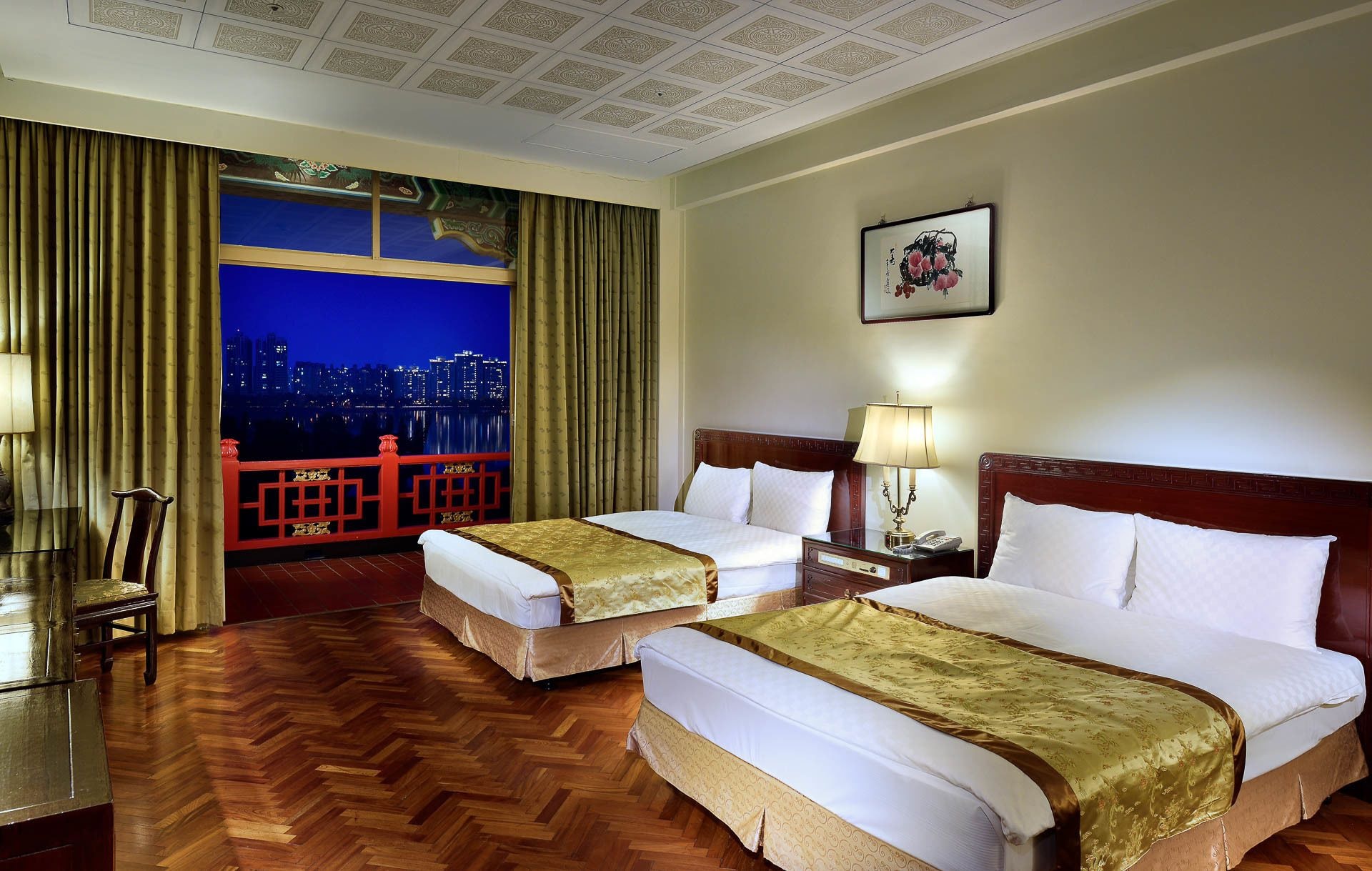 ROOM, LAKE VIEW