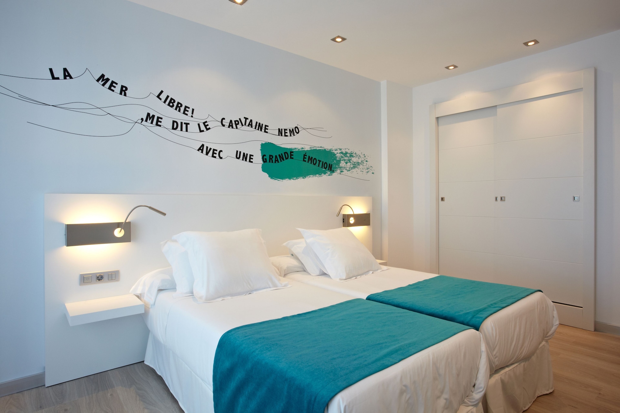 ROOM, DOUBLE BED, PARTIAL SEA VIEW, BALCONY