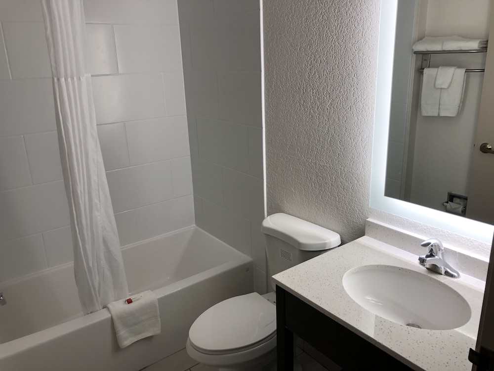 Red Lion Inn & Suites Elk Grove Village, IL 35/42