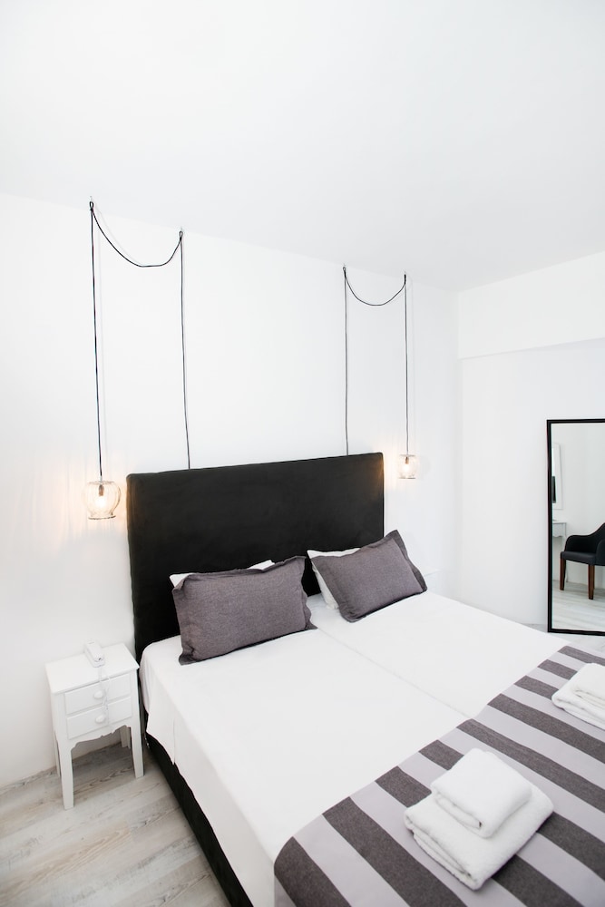 SUPERIOR, SUITE, QUEEN BED, PARTIAL OCEAN VIEW