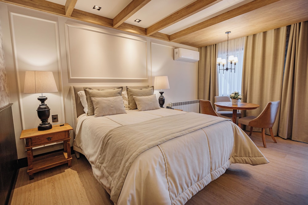 MASTER, SUITE
