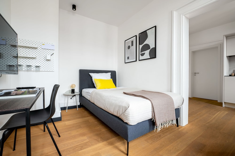 Smart, Apartment, Queen Bed