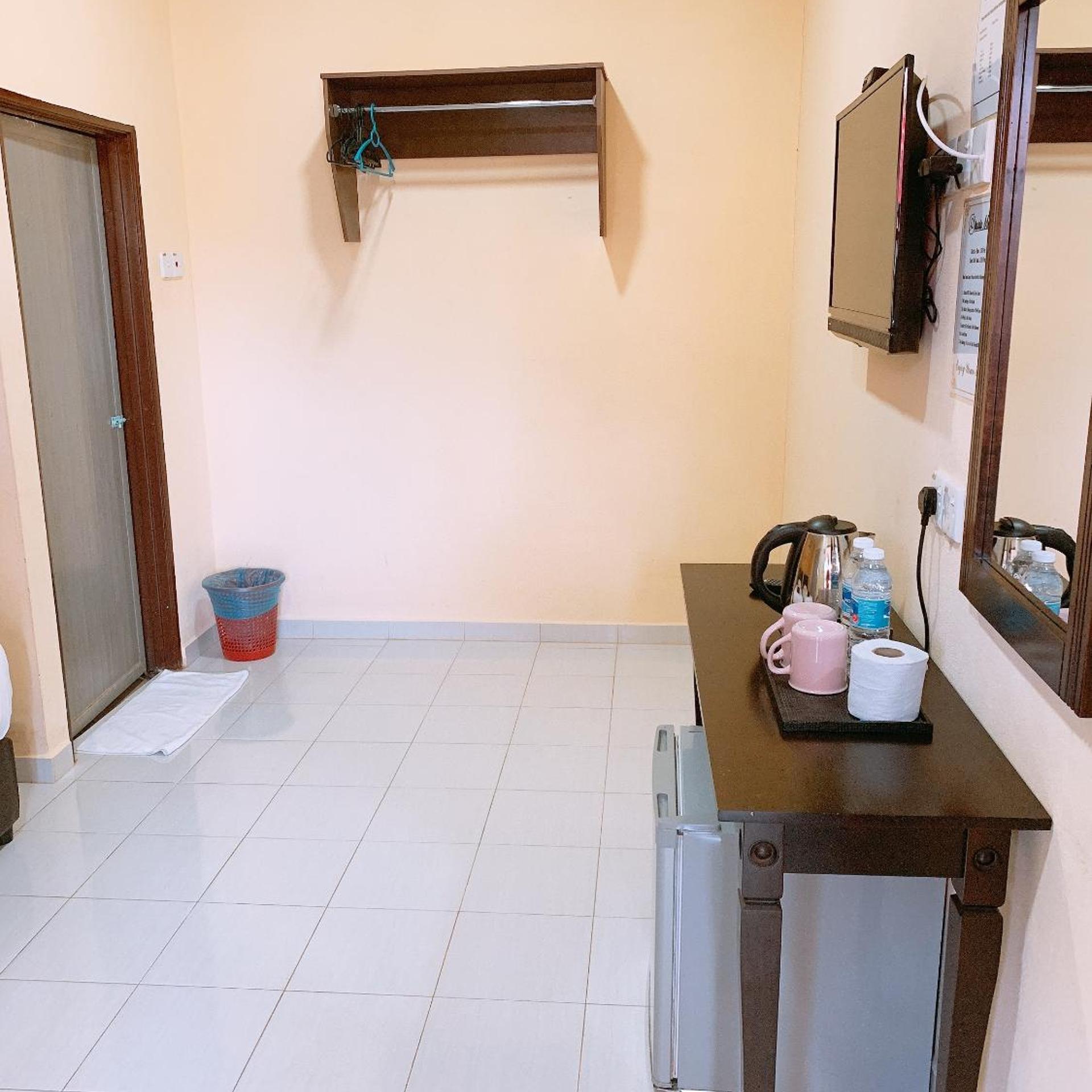 Dhania Motel 40/41