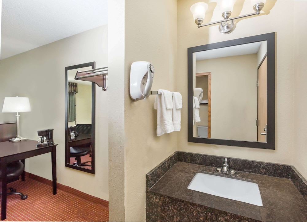 Super 8 by Wyndham Grinnell IA 10/17