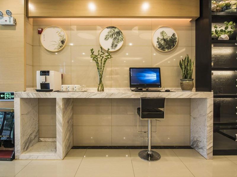 Lobby at Vatica Xuzhou High Speed Railway Station Hotel, XUZHOU
