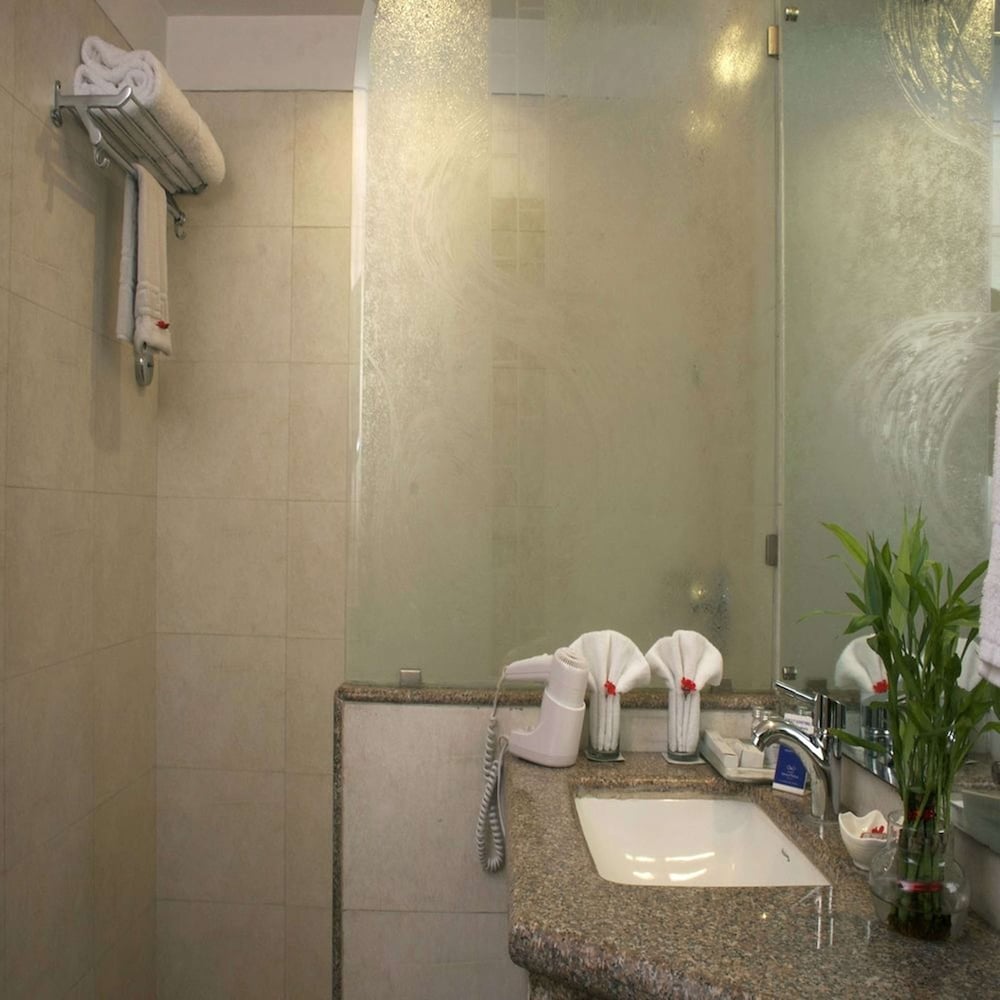 Hotel Legend Sarovar Portico 27/28