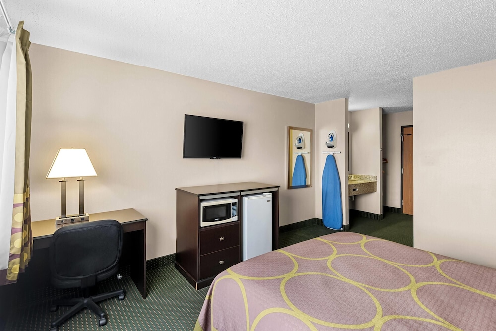 Super 8 by Wyndham Jefferson 35/42