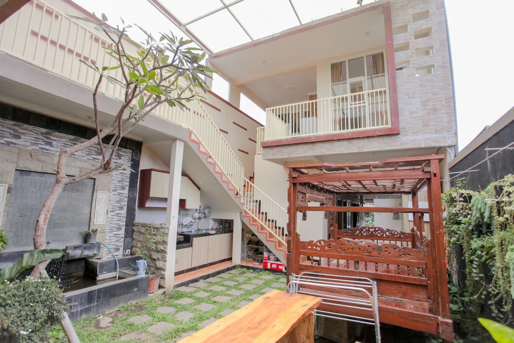 OYO 1692 Villa Akbar 3 5/48