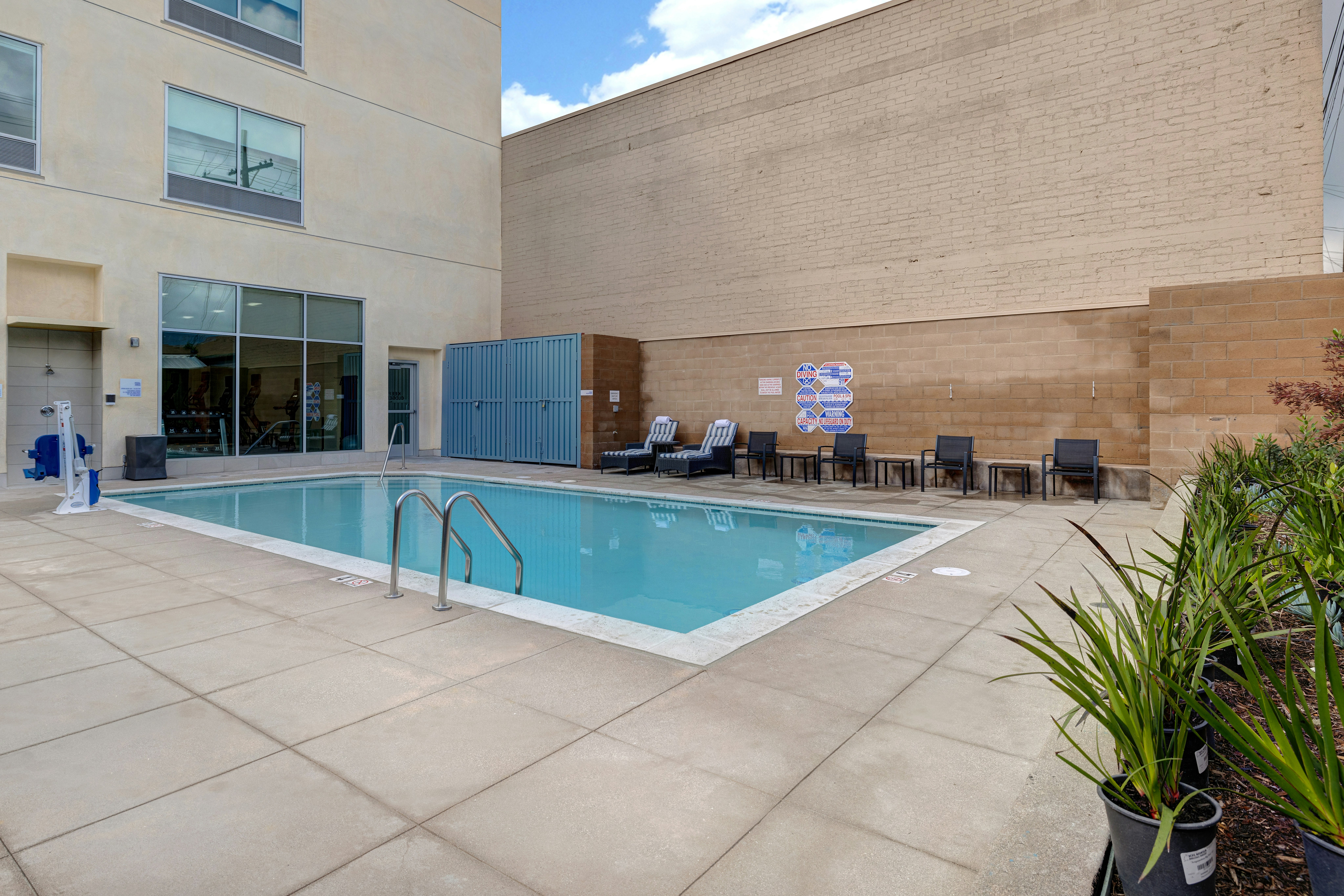 Holiday Inn Express and Suites Glendale Downtown 40/44