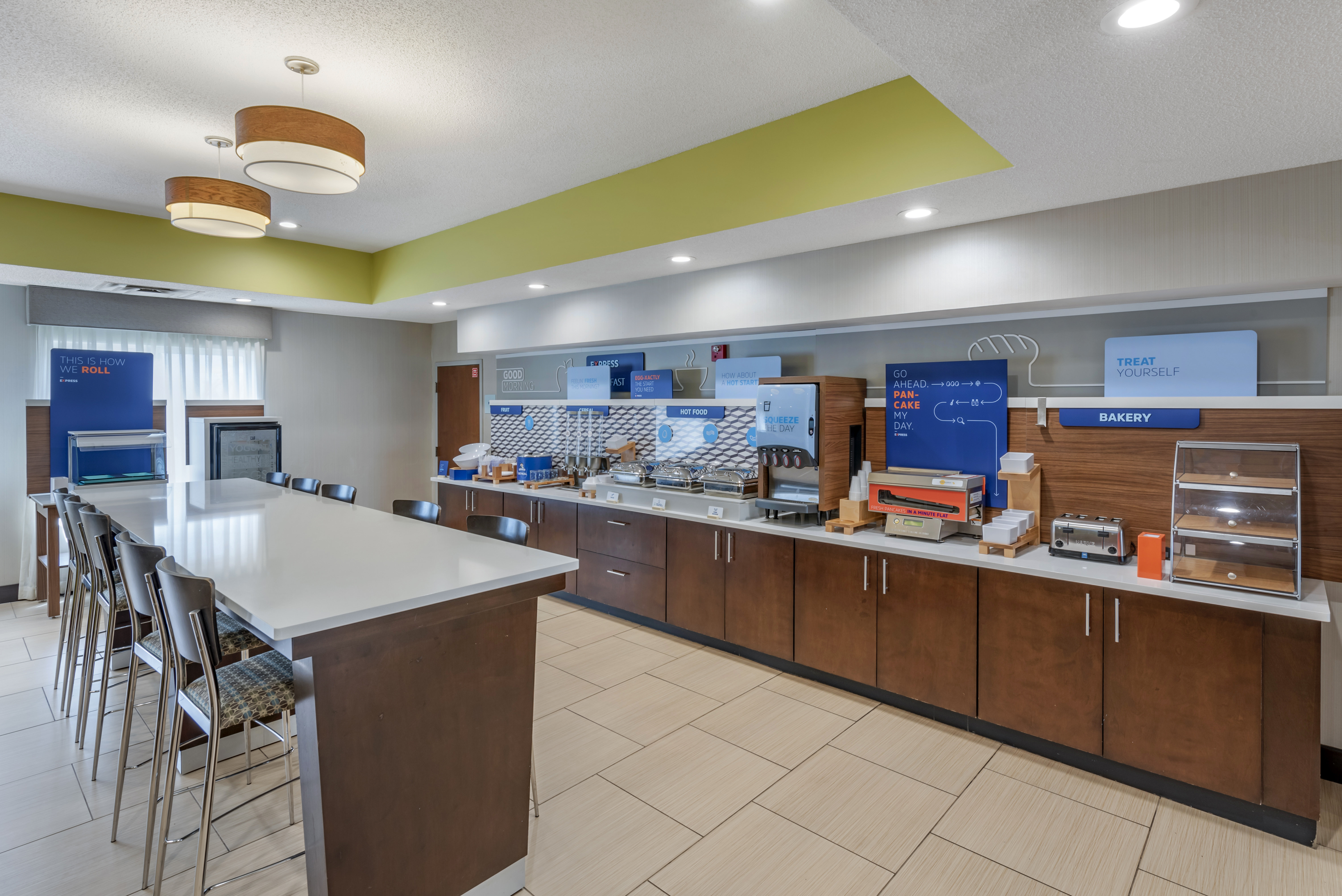 Holiday Inn Express Hotel & Suites Cincinnati-Blue Ash 56/72