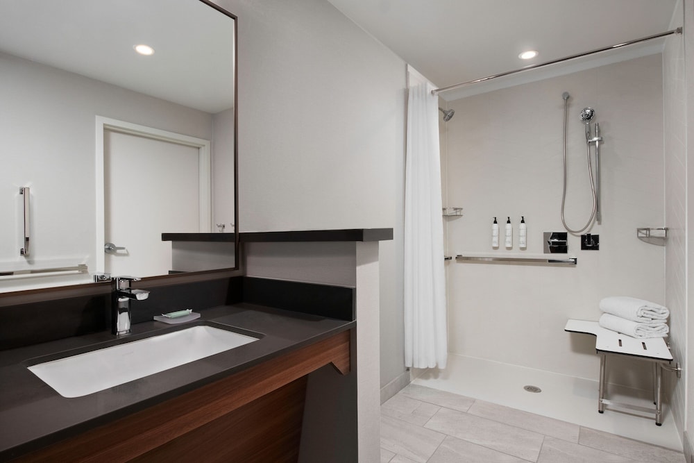 Fairfield Inn & Suites Chino 26/27