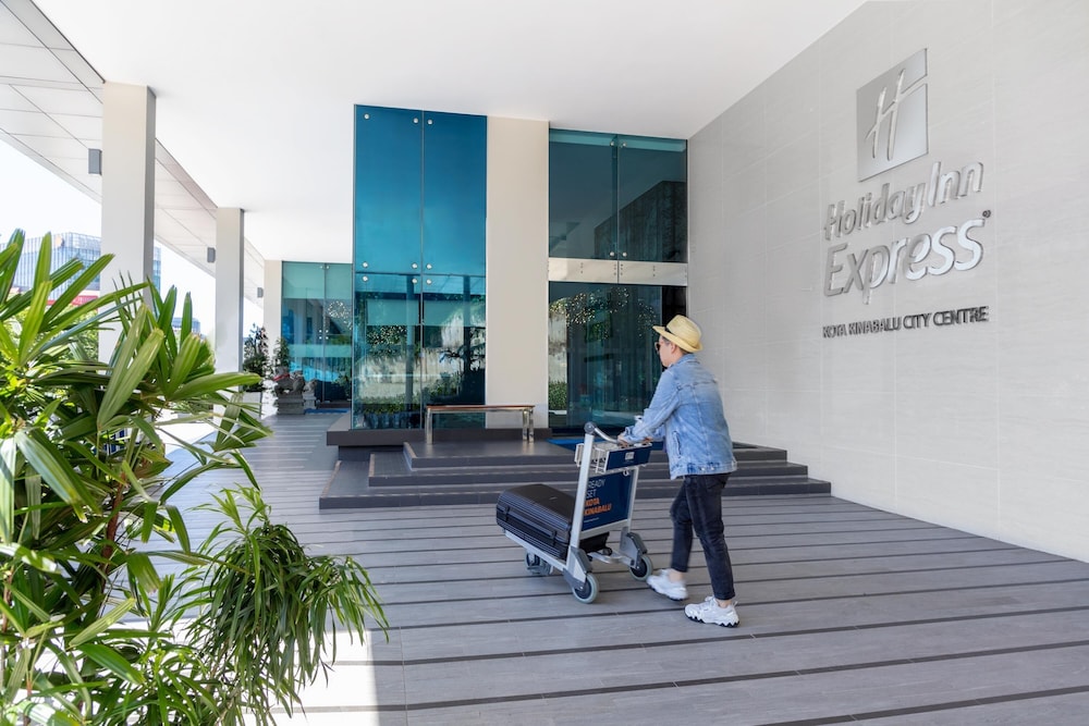 HOLIDAY INN EXPRESS KOTA KINABALU CITY CENTRE 37/55