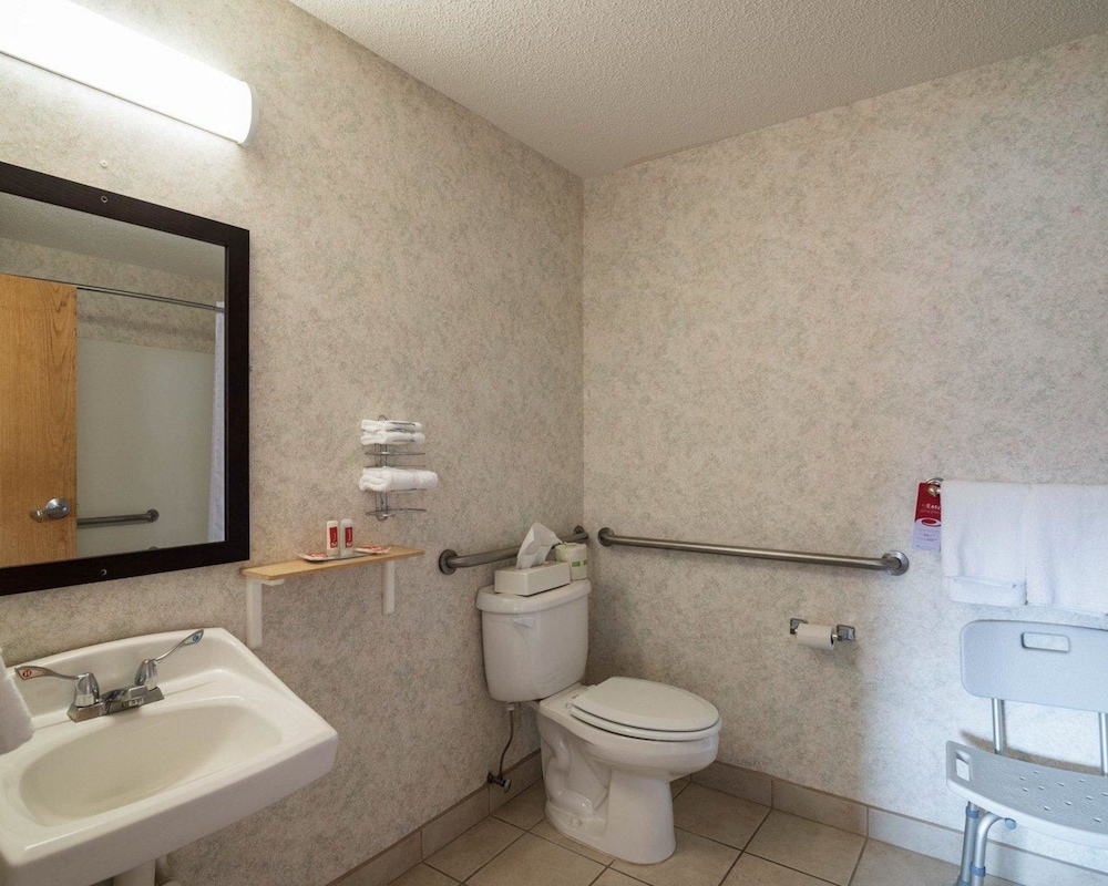 Econo Lodge Inn & Suites Canandaigua - Fingers Lake Area 12/37