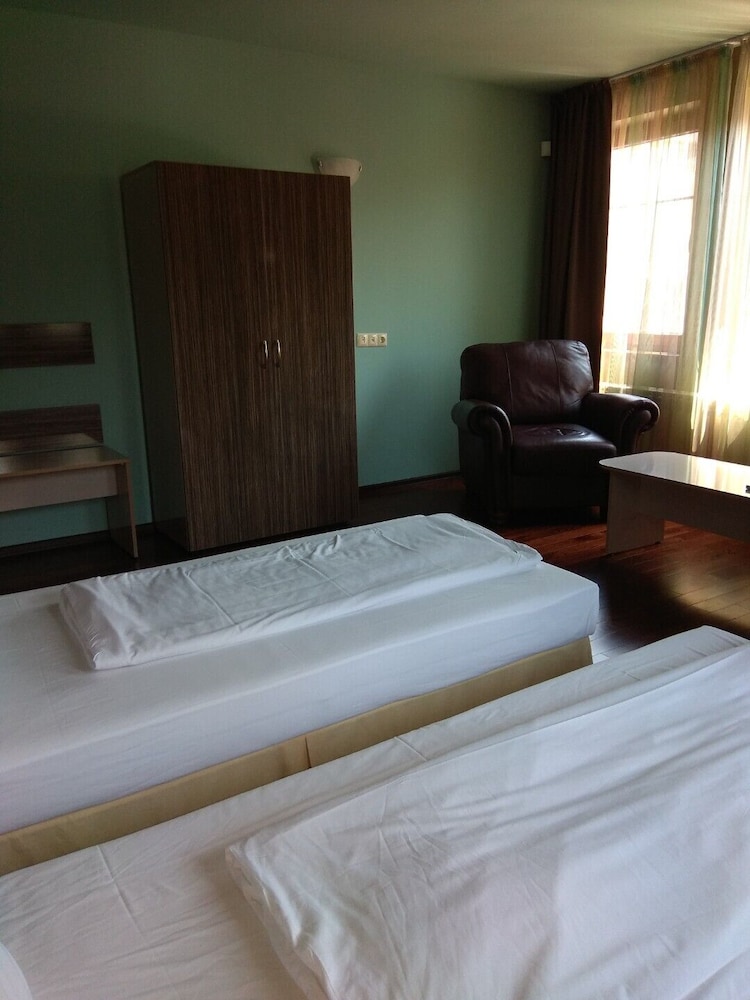 Roots Hotel And Wine Bar 20/70