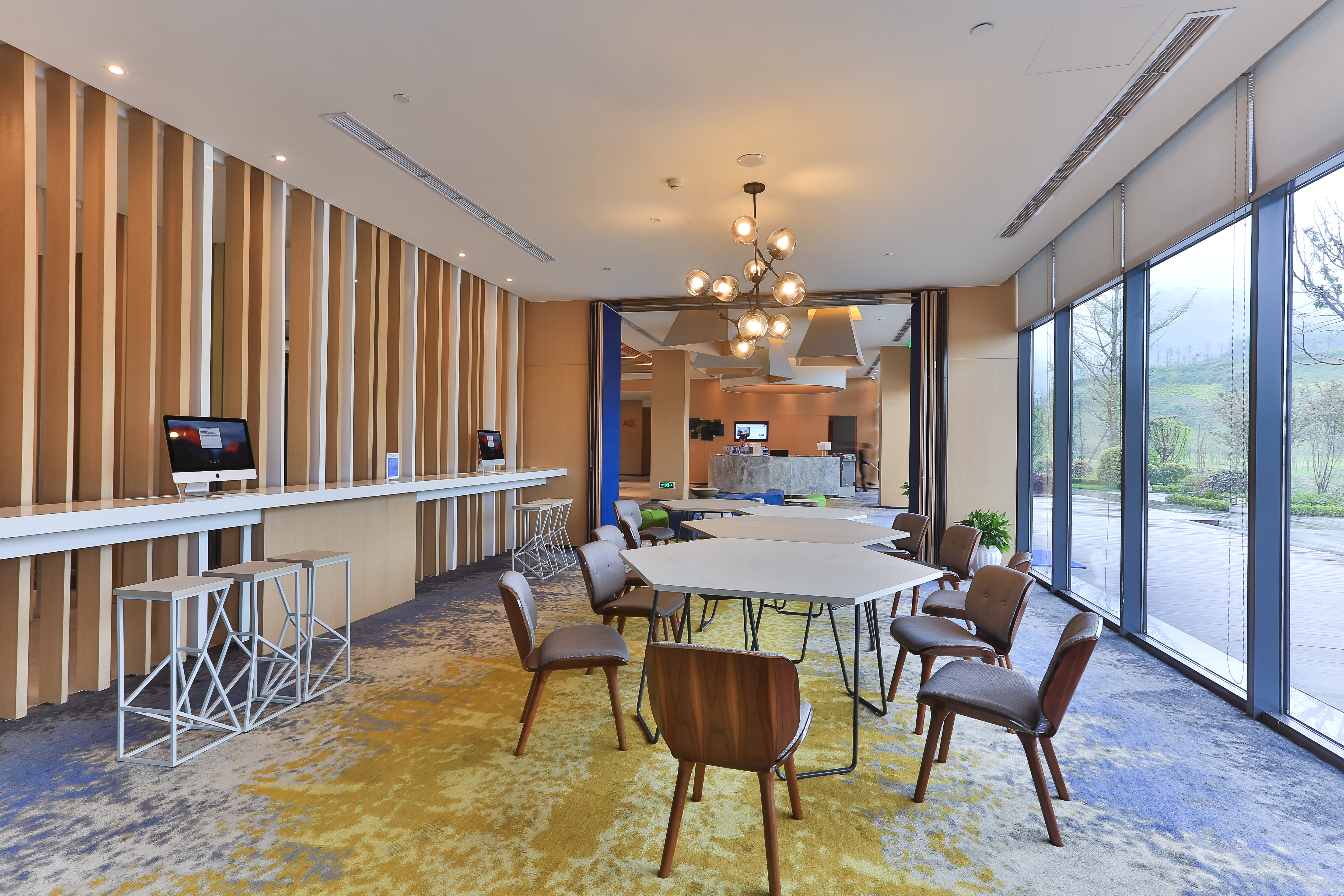 HOLIDAY INN EXPRESS EMEI MOUNTAIN 48/69