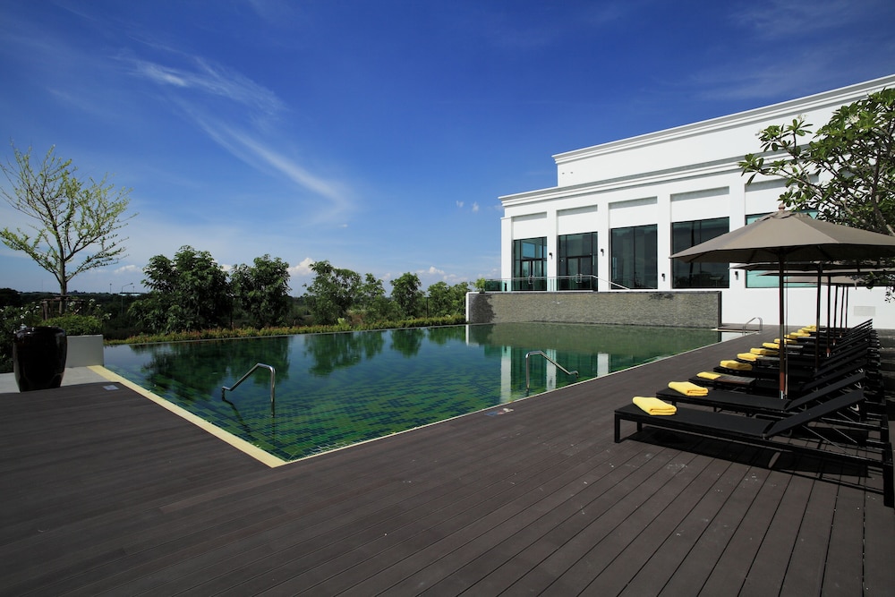 AVANI Khon Kaen Hotel and Convention Centre 65/69