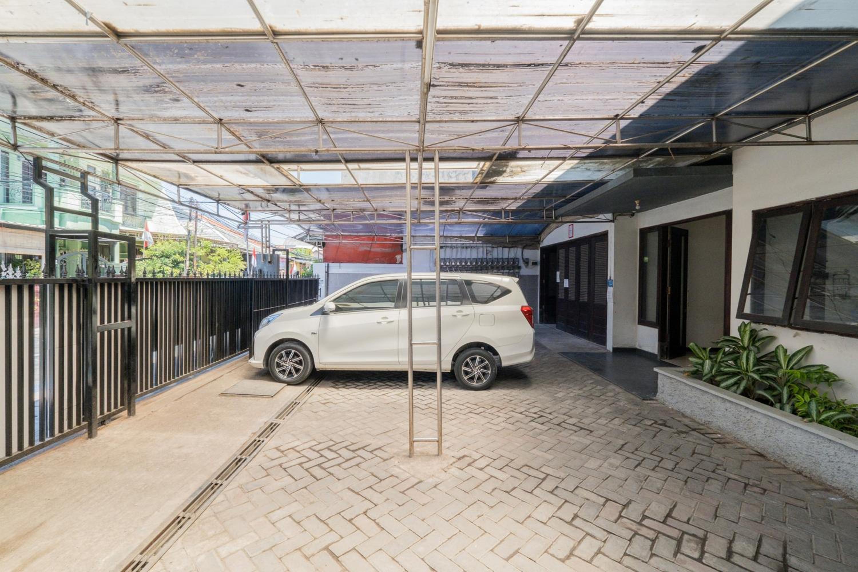 OYO Flagship 90524 Holistay Surabaya New 31/33