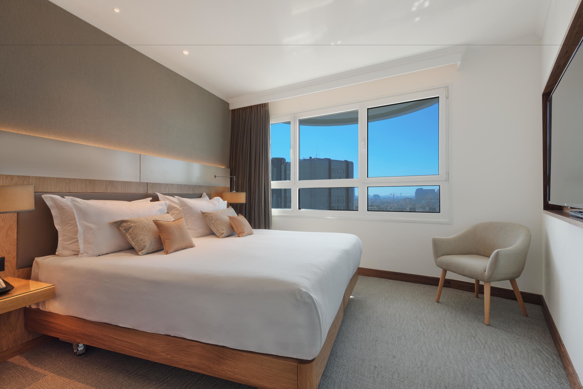 TOWER, SUITE, CITY VIEW